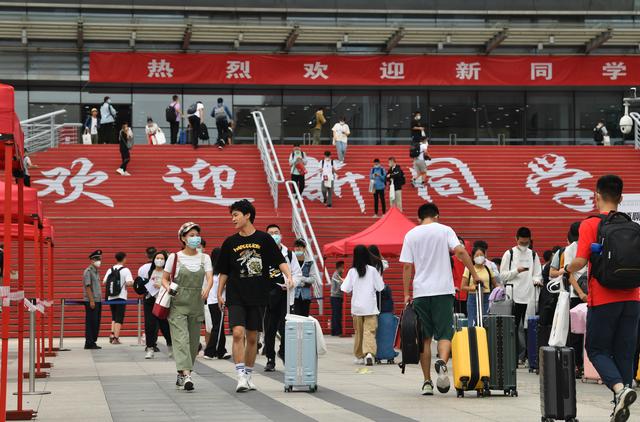 北大新校区迎来新同学，北大校园（北大4400余名本科新生今日报到）