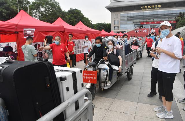 北大新校区迎来新同学，北大校园（北大4400余名本科新生今日报到）