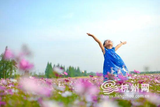 宝宝有时候摇头怎么回事，婴儿时不时的摇头是为什么（男孩老是眨眼睛、做鬼脸）