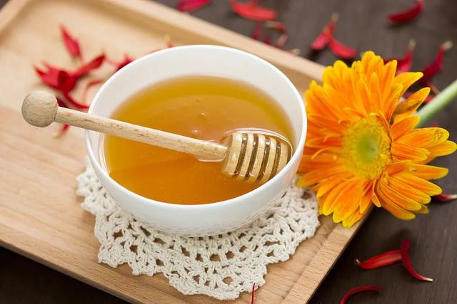 蜂蜜不能和什么食物一起吃，蜂蜜不能和什么一起吃（这3类人吃蜂蜜要慎重）