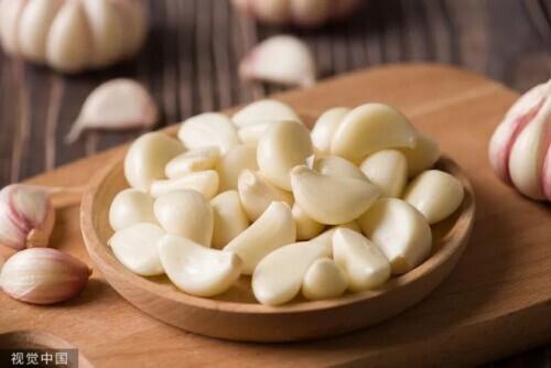 香蕉不能和什么食物一起吃，香蕉不能和哪些食物一起吃（空腹时不能吃这些食物）