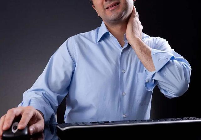 落枕是怎么回事，频繁落枕是怎么回事（可能是脖子的“求救信号”）