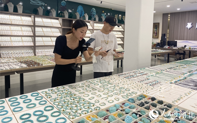 竹山精品绿松石，“点石成金”打造绿松石百亿级产业集