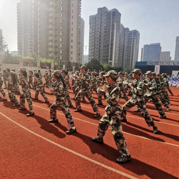 开学祝福语八个字，大学祝福语 八个字（开学第一天各学校“花式”迎接新生）