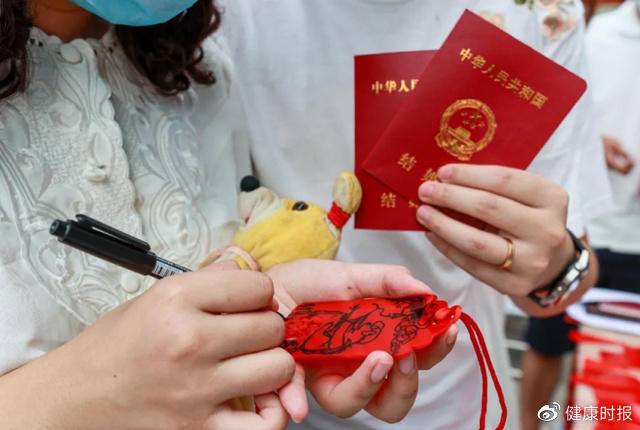 超30岁结婚人群占比近半？9年间我国结婚率下降一半
