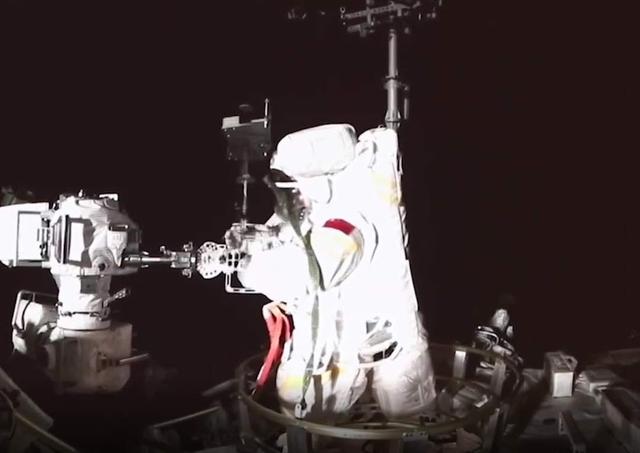 一瓶矿泉水多少毫升，一瓶矿泉水大约是多少升农夫山泉（6小时只能喝一瓶“矿泉水”）