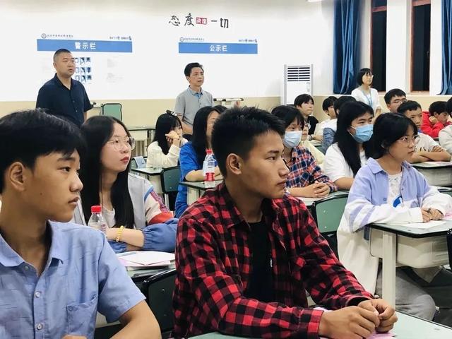 向奋斗在开学第一线的人致敬，我省各地中小学生同上“开学第一课”