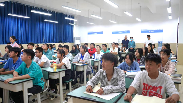 向奋斗在开学第一线的人致敬，我省各地中小学生同上“开学第一课”