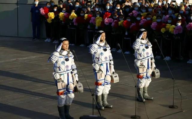 神舟六号航天员是谁，神舟五号的航天员是谁?神舟六号的航天员是谁（中国空间站，我们来了）