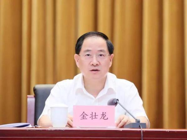 国务院各部部长，根据我国《宪法》的规定,连续任职不得超过两届的有（今年中央部委20余部门“换将”）