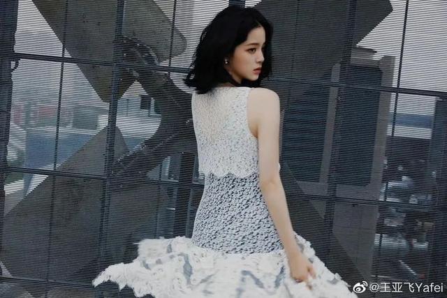 只涂隔离霜可以吗，化妆只涂bb霜不涂隔离霜可以吗（最近带小花上热搜的人）