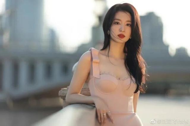 只涂隔离霜可以吗，化妆只涂bb霜不涂隔离霜可以吗（最近带小花上热搜的人）