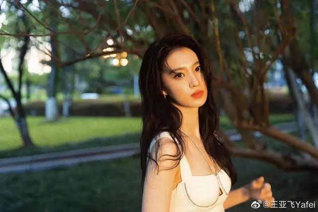 只涂隔离霜可以吗，化妆只涂bb霜不涂隔离霜可以吗（最近带小花上热搜的人）