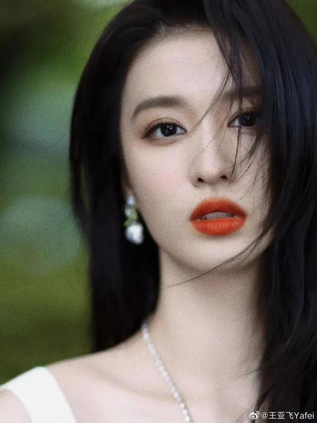 只涂隔离霜可以吗，化妆只涂bb霜不涂隔离霜可以吗（最近带小花上热搜的人）