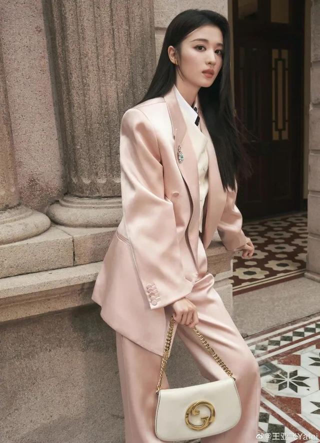 只涂隔离霜可以吗，化妆只涂bb霜不涂隔离霜可以吗（最近带小花上热搜的人）