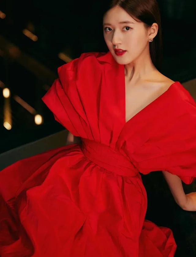 只涂隔离霜可以吗，化妆只涂bb霜不涂隔离霜可以吗（最近带小花上热搜的人）