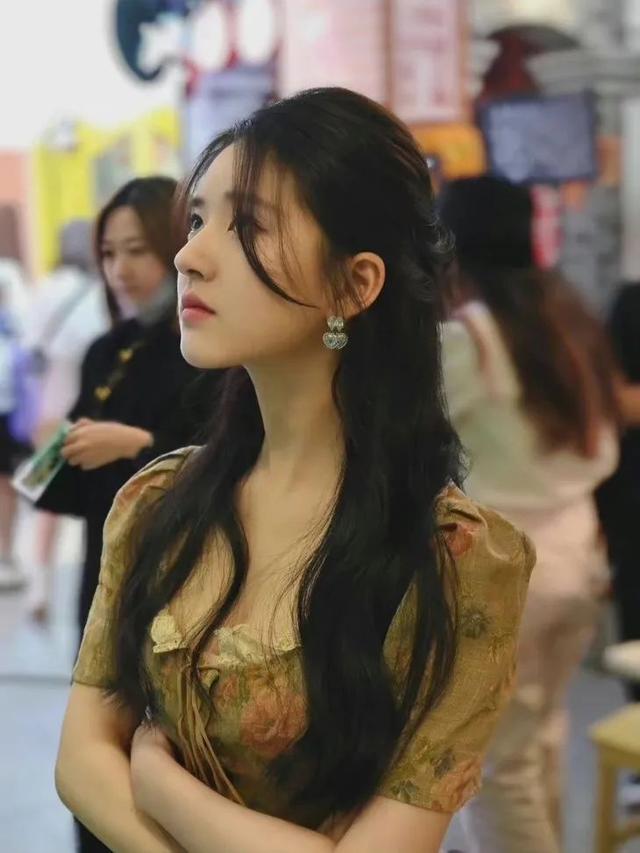 只涂隔离霜可以吗，化妆只涂bb霜不涂隔离霜可以吗（最近带小花上热搜的人）