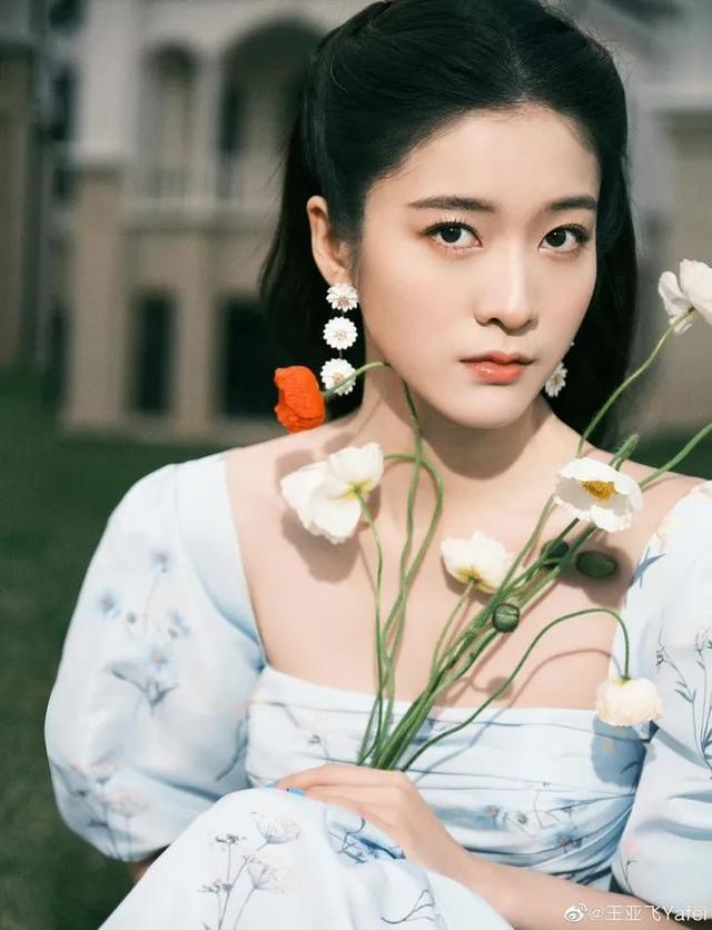 只涂隔离霜可以吗，化妆只涂bb霜不涂隔离霜可以吗（最近带小花上热搜的人）