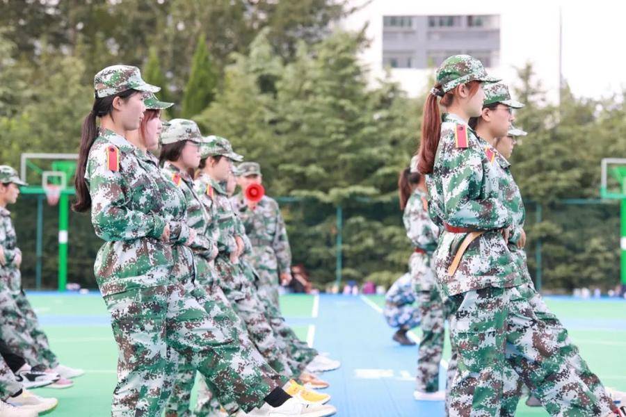 烟台理工学院，烟台理工学院有专科吗（烟台理工学院2022级新生军训高清大图来了）