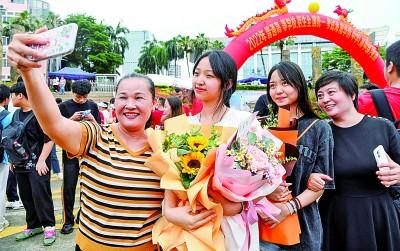 做自己喜欢的自己，做自己喜欢的自己演讲稿（如何让代际沟通更顺畅图片）