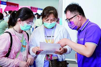 做自己喜欢的自己，做自己喜欢的自己演讲稿（如何让代际沟通更顺畅图片）