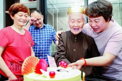 做自己喜欢的自己，做自己喜欢的自己演讲稿（如何让代际沟通更顺畅图片）