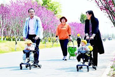 做自己喜欢的自己，做自己喜欢的自己演讲稿（如何让代际沟通更顺畅图片）