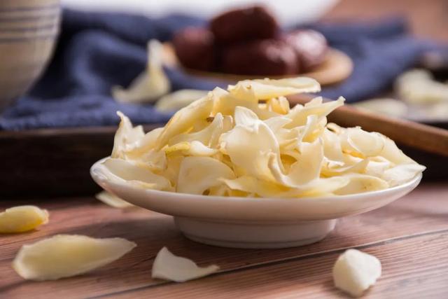 百合怎么做好吃，西芹百合怎么做好吃（这样做养心健脾、远离咳嗽）