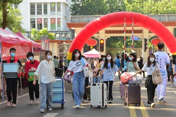 泰安有哪些大学，泰安有多少所大学院校（泰安多所高校陆续迎来大一新生报到）