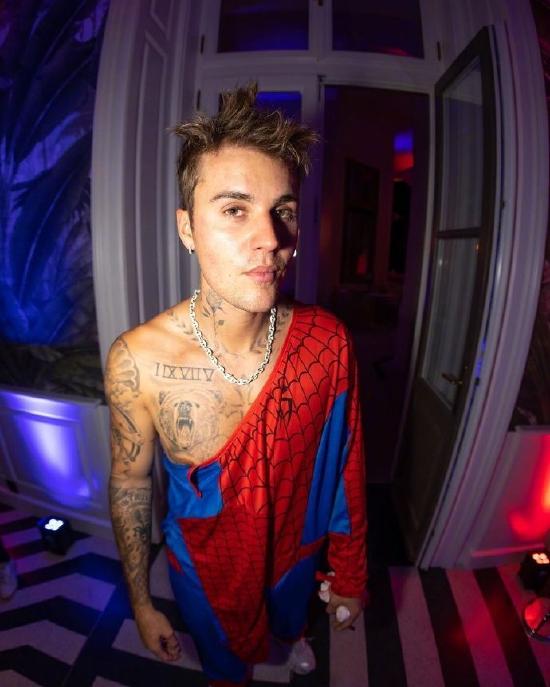 贾斯丁比伯，贾斯丁比伯和海莉的爱情故事（贾斯汀·比伯因身心健康问题图片）