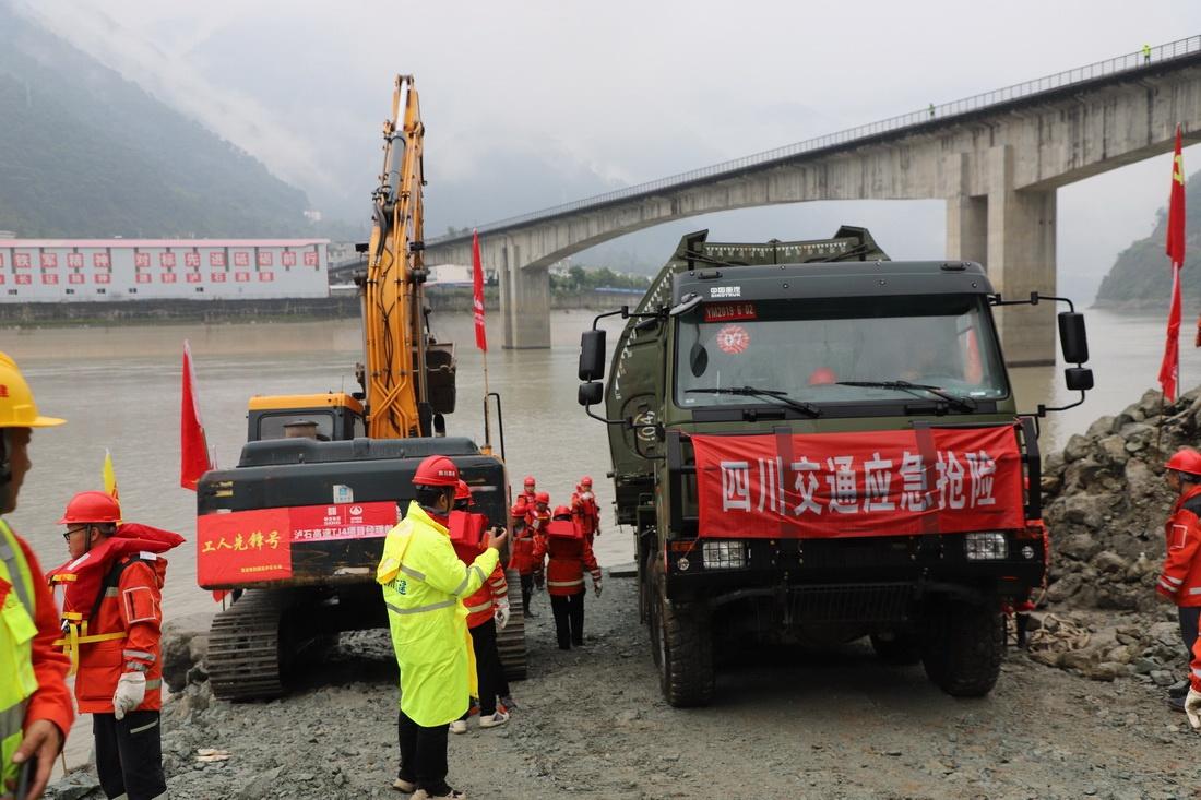 大型工程机械运输 抢通省道217开启“加速度”！我国首次应用动力舟桥搭建移动船运送大型机械设备