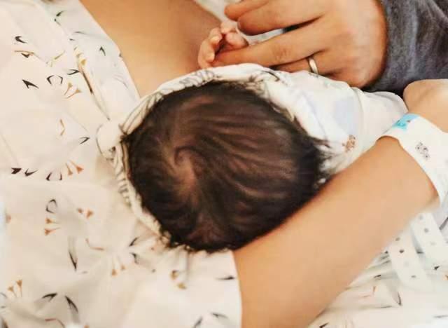 宝贝，宝贝图片文案（韩庚笑得合不拢嘴直呼宝贝）