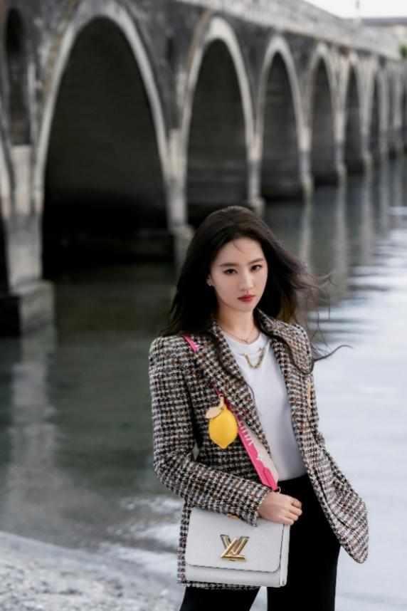 女装夹克外套新款图片，女装夹克外套款式图（路易威登初秋女装夹克系列引领时尚潮流）