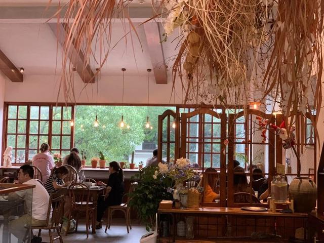 女性适合开什么店，女生适合开的三种店（在小县城开网红店）