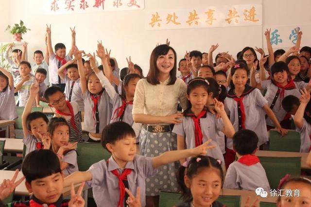 送你一朵小红花，送你一朵小红花电影介绍（我们身边的“四有”好教师图片）