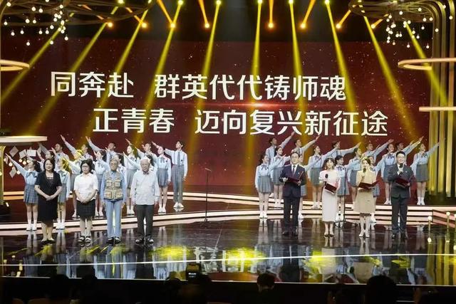 2022教师节教师创意主题节目，教师新年晚会节目创意（这场感人至深的主题活动刷屏了）