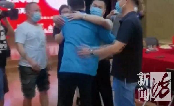 倒鸭子续集昆明大学城，倒鸭子续集视频（在沪小伙成网络“红人”）