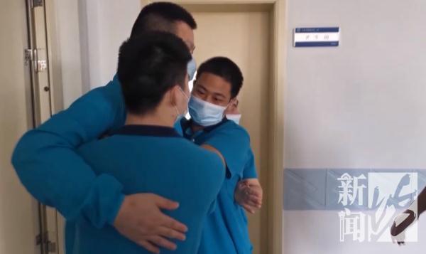 倒鸭子续集昆明大学城，倒鸭子续集视频（在沪小伙成网络“红人”）