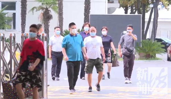 倒鸭子续集昆明大学城，倒鸭子续集视频（在沪小伙成网络“红人”）