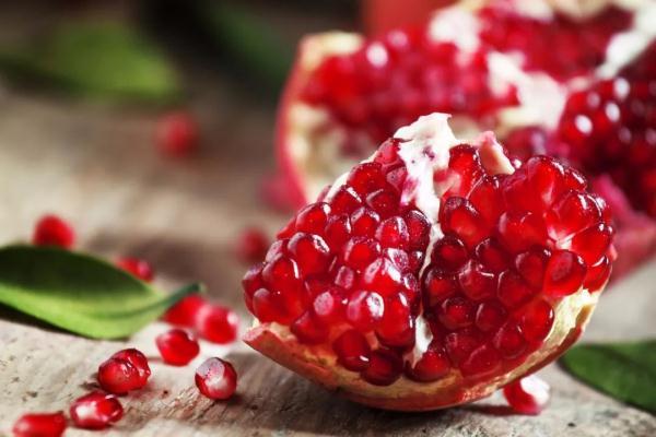 石榴怎么做好吃，石榴怎么做好吃家庭（皮薄肉厚又多汁的石榴怎么挑选）