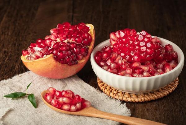 石榴怎么做好吃，石榴怎么做好吃家庭（皮薄肉厚又多汁的石榴怎么挑选）