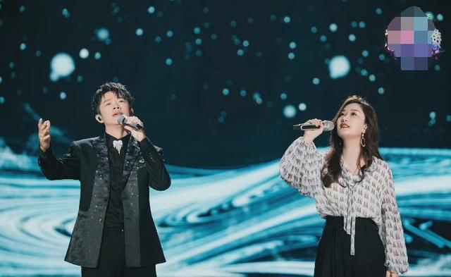 曾毅玲花什么关系，玲花和曾毅是什么关系（中秋晚会只见玲花不见曾毅）