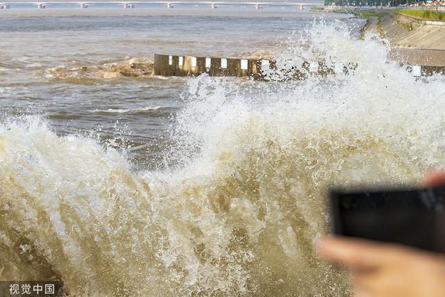 钱塘潮时间，钱塘潮时间表2020 中秋（杭州：钱塘江潮水汹涌壮观）