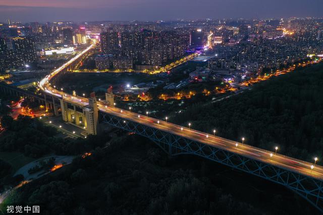 南京长江大桥图片，南京长江大桥详细介绍（南京长江大桥流光溢彩）