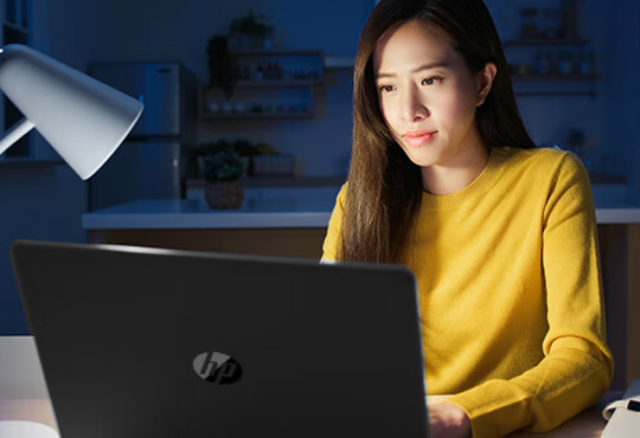 电脑显示屏怎么调大小，电脑怎么调节屏幕亮度（你可能需要一块更大屏幕的办公本）