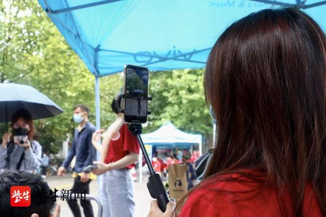 南京财经大学图书馆，2021级南京财经大学新生开学时间和入学指南及入学军训考试（南京财经大学新生收获惊喜“成长礼”）