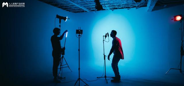 贴头皮的辫子怎么编视频教程，贴头皮辫子编法视频（卷“内容”的时代正走来）