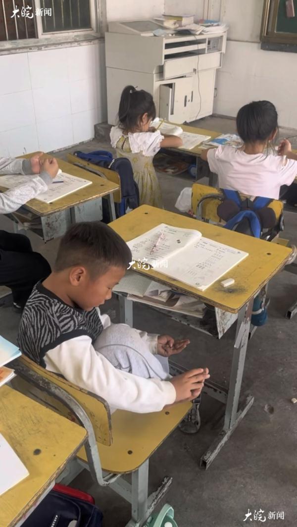 六年级脱式计算题，六年级数学脱式计算题500道（六安一萌娃上课掰脚趾做算术题）