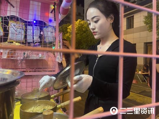 适合女孩子做的小生意，适合女孩子创业的小生意（安康网红小姐姐“康泰园”门口摆摊卖泡面）