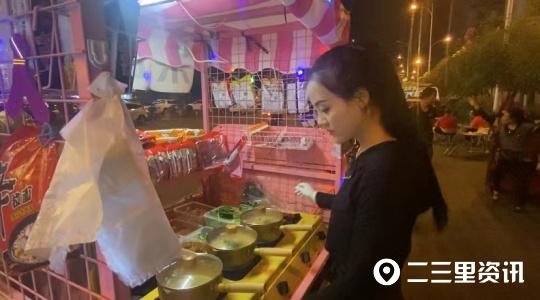 适合女孩子做的小生意，适合女孩子创业的小生意（安康网红小姐姐“康泰园”门口摆摊卖泡面）
